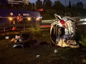 Otoyolda devrilen otomobildeki ölü ve yaralıların kimlikleri belli oldu
