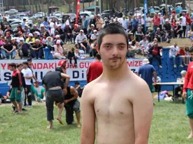 Özel Gereksinimli Ufuk Erdem, Akdağ Karakucak Güreşleri’nin gönüllerin şampiyonu oldu
