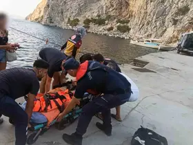 Özel teknede yaralanan vatandaşı Sahil Güvenlik ekipleri botla denizden tahliye etti
