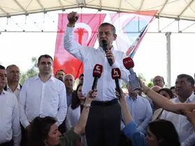 Özgür Özel Bayındır’da üreticilerle buluştu