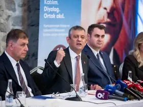 Özgür Özel'den Romanlara mecliste temsil ve bütçe sözü