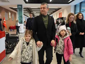 Özgür Özel, Ferdi Zeyrek’in ikiz kızlarını da okula götürdü
