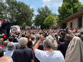 Özgür Özel TBMM önündeki kalabalığa seslendi
