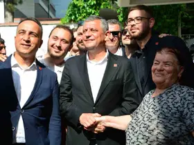 Özgür Özel’den eski milletvekili Köse’ye başsağlığı ziyareti
