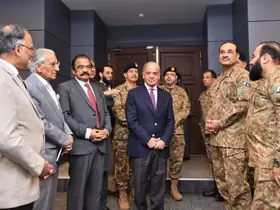 Pakistan Başbakanı Şerif, Genelkurmay Karargahı’nda askeri yetkililerle bir araya geldi
