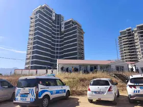 Paralarını alamayan işçiler 15 katlı inşaatın çatısına çıktı
