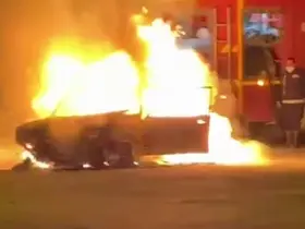 Park halindeki otomobil alev topuna döndü
