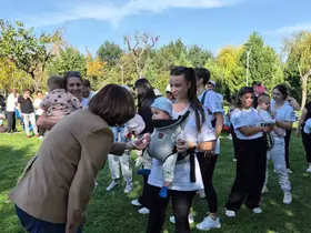 Parktan çıkarılan anneleri Ayşe Ünlüce ağırladı
