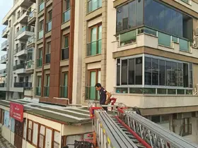 Payas’ta balkon boşluğunda mahsur kalan güvercin kurtarıldı

