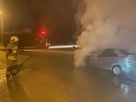 Payas’ta otomobilin motorundan alevler yükseldi
