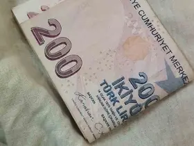Pazar tezgâhında unuttuğu paraya esnafın dikkati sayesinde kavuştu
