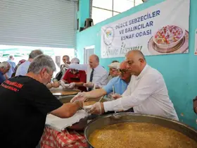 Pazar yerinde aşure ikramı gönülleri buluşturdu

