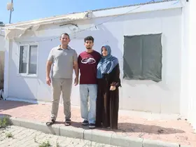 Perdeyle ikiye bölünen 18 metrekarelik konteynerde ders çalışarak tıp fakültesini kazanan depremzede Hasan’ın hayali gerçeğe döndü
