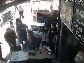 Polis, Ekmek Parçası Kaçan Kadını Heimlich’le Kurtardı