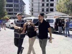 Polis kılığında yaşlı kadını dolandıran 2 şüpheli tutuklandı
