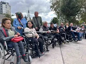 Polis memurundan ihtiyaç sahibi engellilere akülü sandalye desteği
