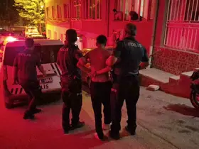 Polise mukavemet gösteren genç ters kelepçe yapılarak gözaltına alındı

