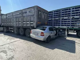 Polisin ‘dur’ ihtarına uymadı, tırın altına girdi: 1’i ağır 2 yaralı
