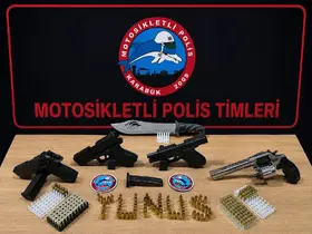 Polisin şüphe üzerine durdurduğu araçtan silah çıktı
