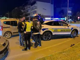 Polisten kaçan motosiklet sürücüsü otomobile çarptı
