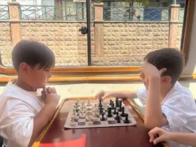 Porsuk Çayı’nda tekne turunda hamle yarışı: Minikler su üstünde satranç oynadı
