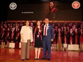 Profesör anne ve babanın gurur günü: Kızları da doktor oldu
