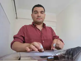 Profesörün "Okuma, yazma öğrenemez" dediği otizmli Ertuğrul,  tüm engelleri aşarak annesinin 1 yaşında başlattığı eğitimle konservatuardan mezun oldu
