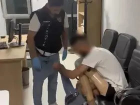 Protez bacağından uyuşturucu çıktı: 830 gram metamfetamin ele geçirildi
