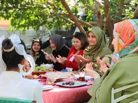 Protokol eşleri koruyucu aileyi yalnız bırakmadı
