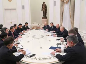 Putin, Çin Başbakanı Li ile bir araya geldi

