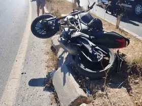Refüje çarpan motosikletli genç hayatını kaybetti
