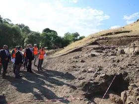 Rektör Hacımüftüoğlu, Parmaksız Kale höyük kazı alanında incelemelerde bulundu
