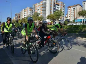 Renkli Pedallar sağlıklı bir çevre için çevrildi
