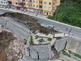 Rize’de 2 binanın tahliyesine olan göçük havadan görüntülendi
