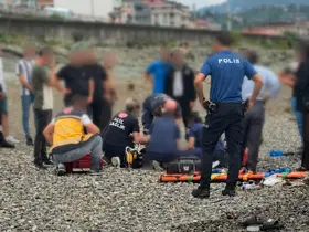 Rize’de dalgalara kapılan 2 kardeşten 1’i hayatını kaybetti, diğeri aranıyor

