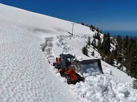 Rize’de yayla yollarında kar temizleme çalışması sürüyor
