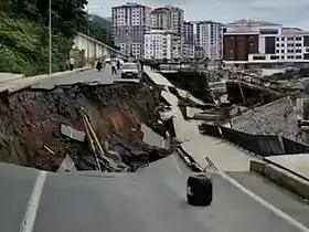 Rize’de yol çöktü, 2 bina tedbir amaçlı tahliye edildi
