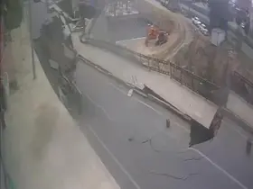 Rize’de yolun çökme anı güvenlik kamerasına yansıdı
