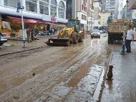 Rize’nin Pazar ilçesinde sel suları çekildi, iş yerlerinde temizlik çalışmaları sürüyor
