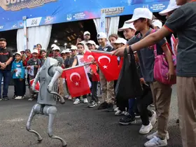 Robot köpek çocukların ilgi odağı oldu
