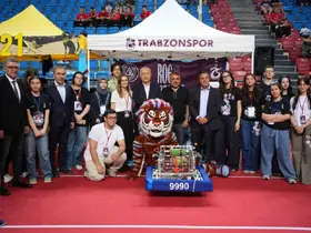 Robotlar spor salonunda yarıştı
