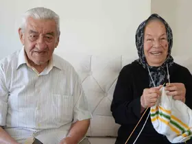 Rüyası hayatına yön verdi, yarım asırdır çocuklar için örgü örüyor: 72 yıllık eşi en büyük destekçisi
