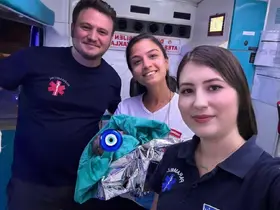 Sabırsız minik, dünyaya gözlerini ambulansta açtı
