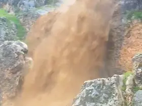 Sağanak yağış şelalelerin debisini yükseltti
