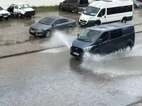 Sağanak yağış yolları gölete çevirdi: Araçlar temkinli ilerledi

