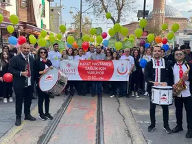 Sağlık çalışanları diyabete dikkat çekmek için yürüdü
