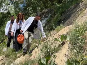 Sağlık ordusu İran sınırında kavurucu sıcağa ve sarp araziye meydan okuyor
