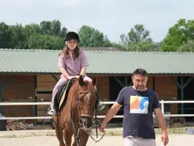Sağlıklı yaşam yolculuğunda bu kez at biniciliği heyecanı yaşadılar
