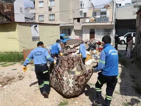 Sahiplerinin yaşamını yitirdiği evden bir kamyon çöp çıktı
