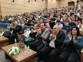 Sahnede öğrencileriyle şarkı söyleyen okul müdürü sosyal medyayı salladı
